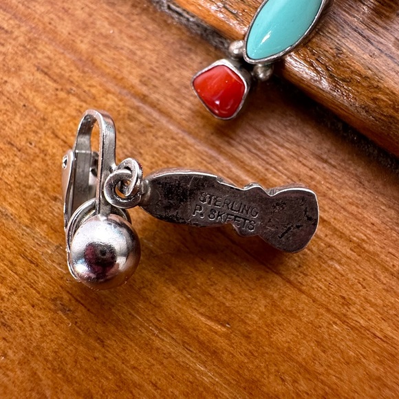 ✨Vintage Peggy Skeet Turquoise and Coral Sterling Silver Clip On Earrings✨ - Picture 2 of 2